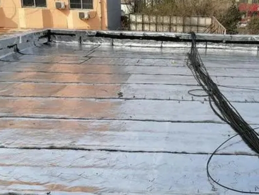 徽州卫生间漏水维修公司分享下徽州屋面楼顶防水刚性防水层施工要点。
